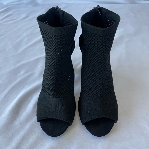 Report Tarragon Peep Toe Perforated Ankle Women’s Bootie Size 6.5 - Picture 5 of 10